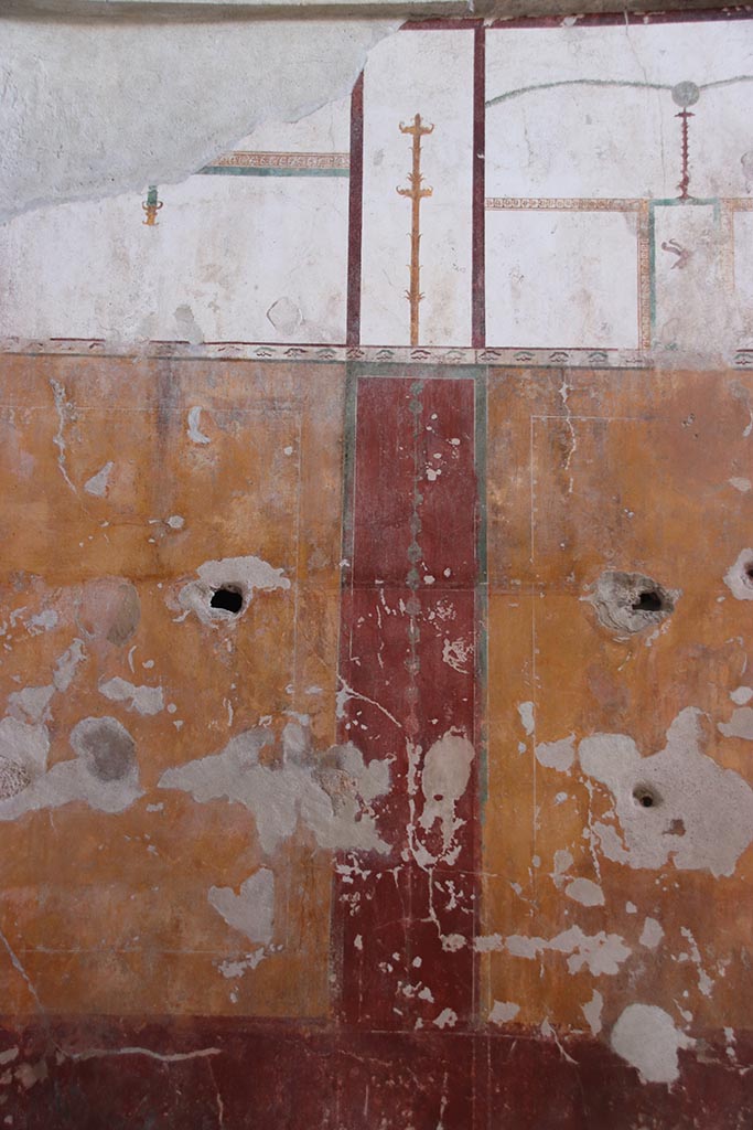 VII.5.8 Pompeii. October 2024. 
Tepidarium (49), detail of south wall at east end, (continuation from above). Photo courtesy of Klaus Heese.