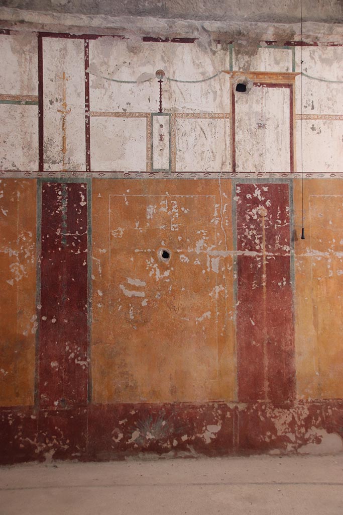 VII.5.8 Pompeii. October 2024. 
Tepidarium (49), detail of painted panel on west wall. Photo courtesy of Klaus Heese.