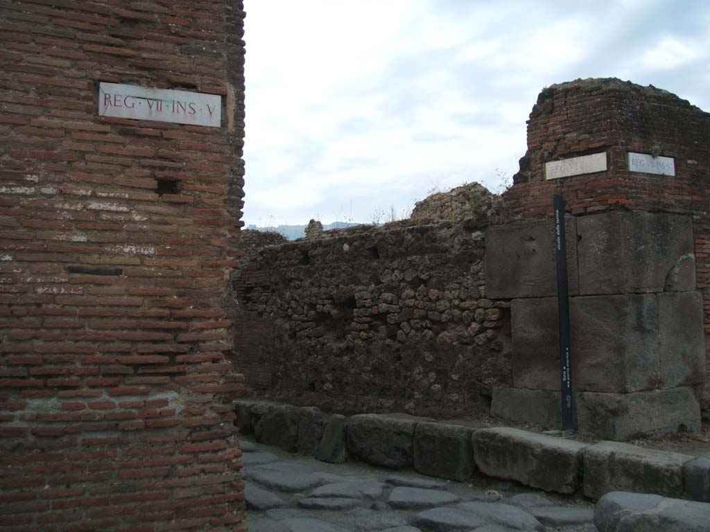 VII.5.8 Pompeii, on left. Vicolo delle Terme from Via delle Terme (centre). VII.6 on right.