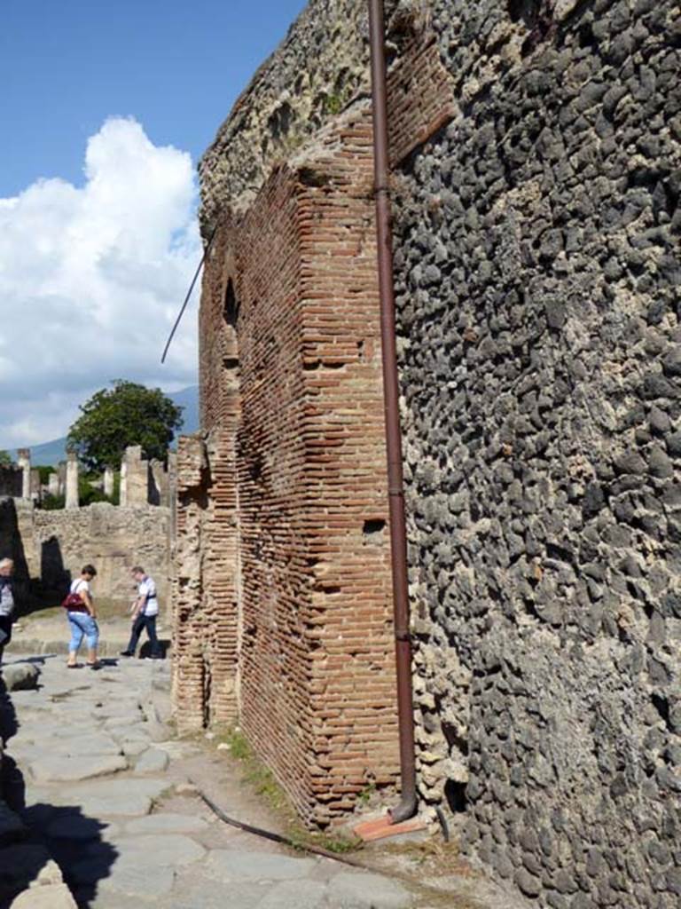 VII.5.8-9 Pompeii. October 2014. Water tower, looking north along Vicolo delle Terme.
Photo courtesy of Michael Binns.