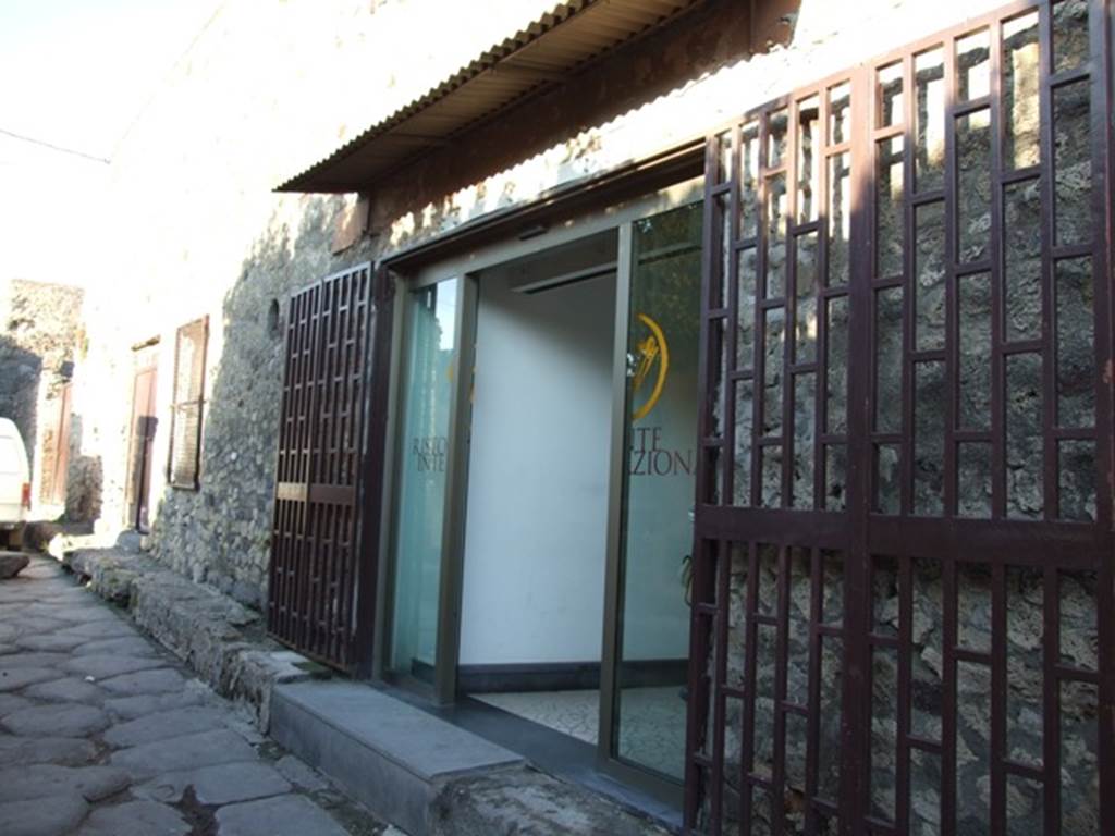 VII.5.13 Pompeii. December 2007 after renovation. According to Fiorelli and Eschebach, originally this was a deep shop with stairs to upper floor and latrine underneath them.  See Pappalardo, U., 2001. La Descrizione di Pompei per Giuseppe Fiorelli (1875). Napoli: Massa Editore. (p.96) 
See Eschebach, L., 1993. Gebäudeverzeichnis und Stadtplan der antiken Stadt Pompeji. Köln: Böhlau. (p. 288)