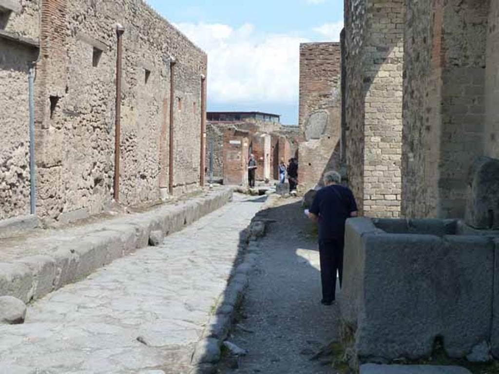 Vicolo dei Soprastanti, May 2010. Looking east between VII.5 and VII.8, towards junction with Via del Foro.
The doorways belonging to VII.5.16 and 17, would have been on the left.