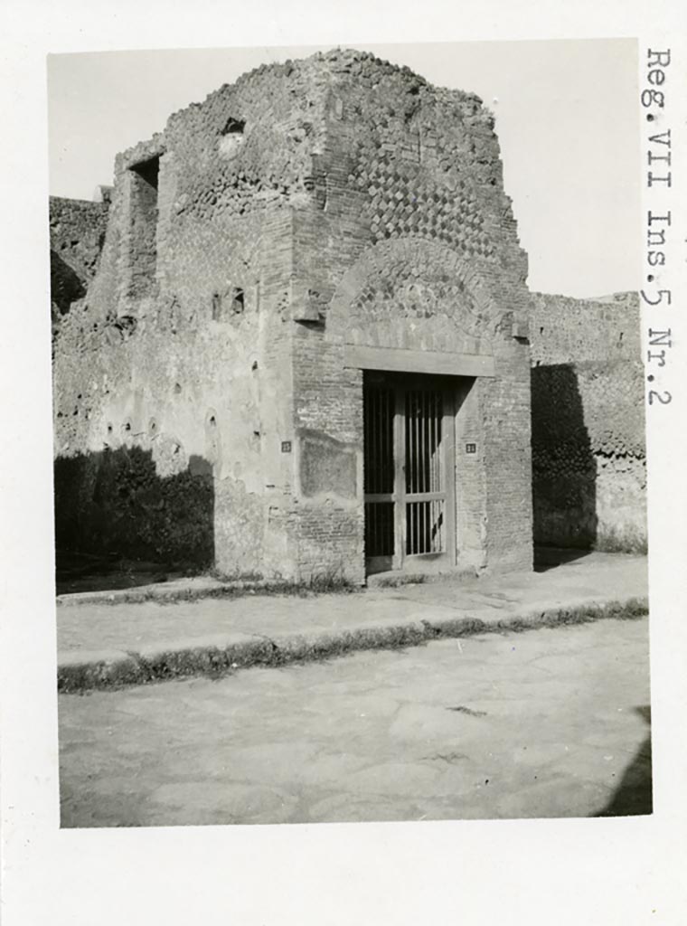 VII.5.24 Pompeii, but shown on photo as VII.5.2. Pre-1937-39. 
Looking towards entrance doorway on west side of Via del Foro.
Photo courtesy of American Academy in Rome, Photographic Archive. Warsher collection no. 1185.