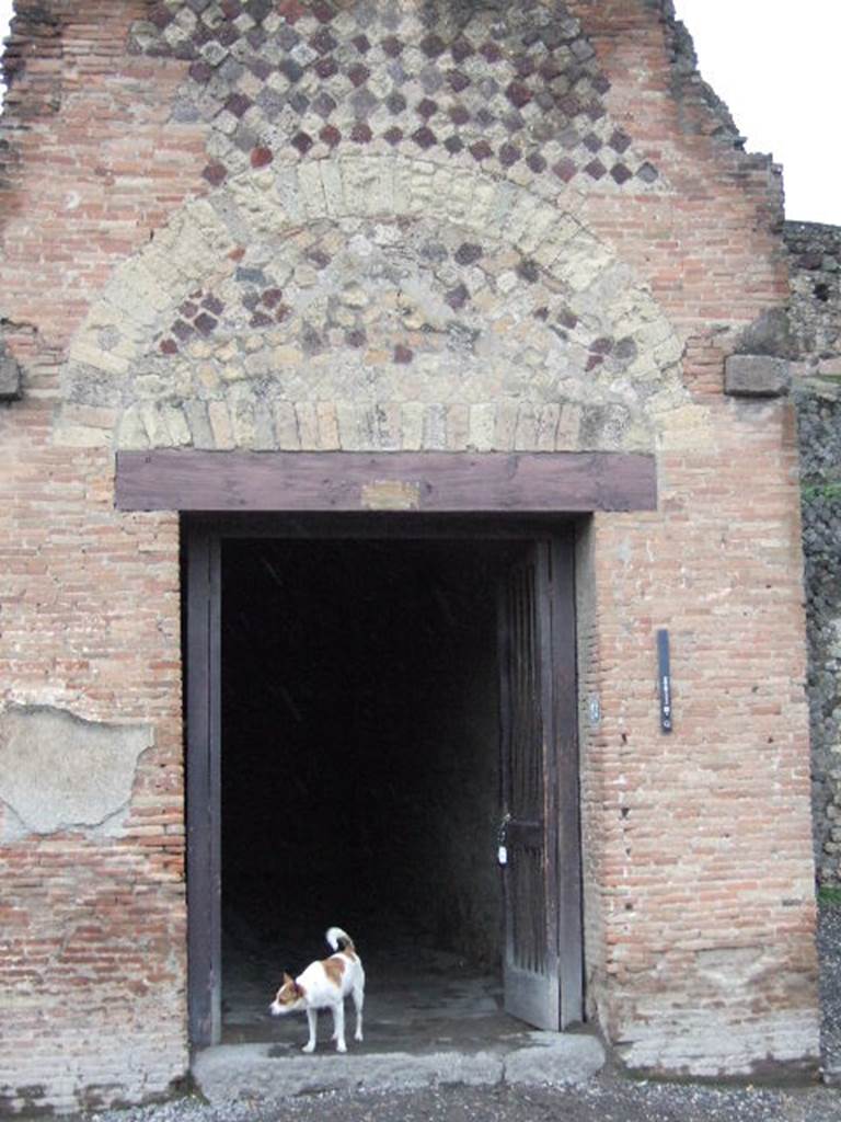 VII.5.24 Pompeii. December 2005. Forum Baths entrance (12 on plan).
This leads to the men’s baths and the courtyard with portico (see plan).
According to Fiorelli-
VII.5.18-29. One sees a series of large shops topped with higher floors, amongst which was the doorway leading to the garden of the Men’s Baths. 
They have no particularity of construction, but were found rich in objects, some of which would have fallen from the upper floors.
(Vedesi una serie di grandi botteghe gia sormontate da altro piano, tra le quali era l’adito (n.24) portante al giardino al bagno virile. Esse non hanno particolarita di costruzione, ma furon trovate ricche di oggetti, alcuni dei quali caduti dai cenacoli superiori.)
See Pappalardo, U., 2001. La Descrizione di Pompei per Giuseppe Fiorelli (1875). Napoli: Massa Editore. (p.96).