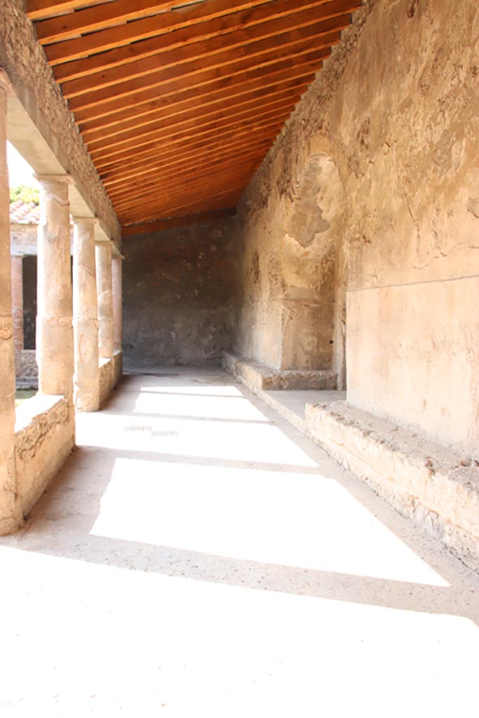VII.5.24 Pompeii. October 2023. 
Looking west along north portico (7). Photo courtesy of Klaus Heese.