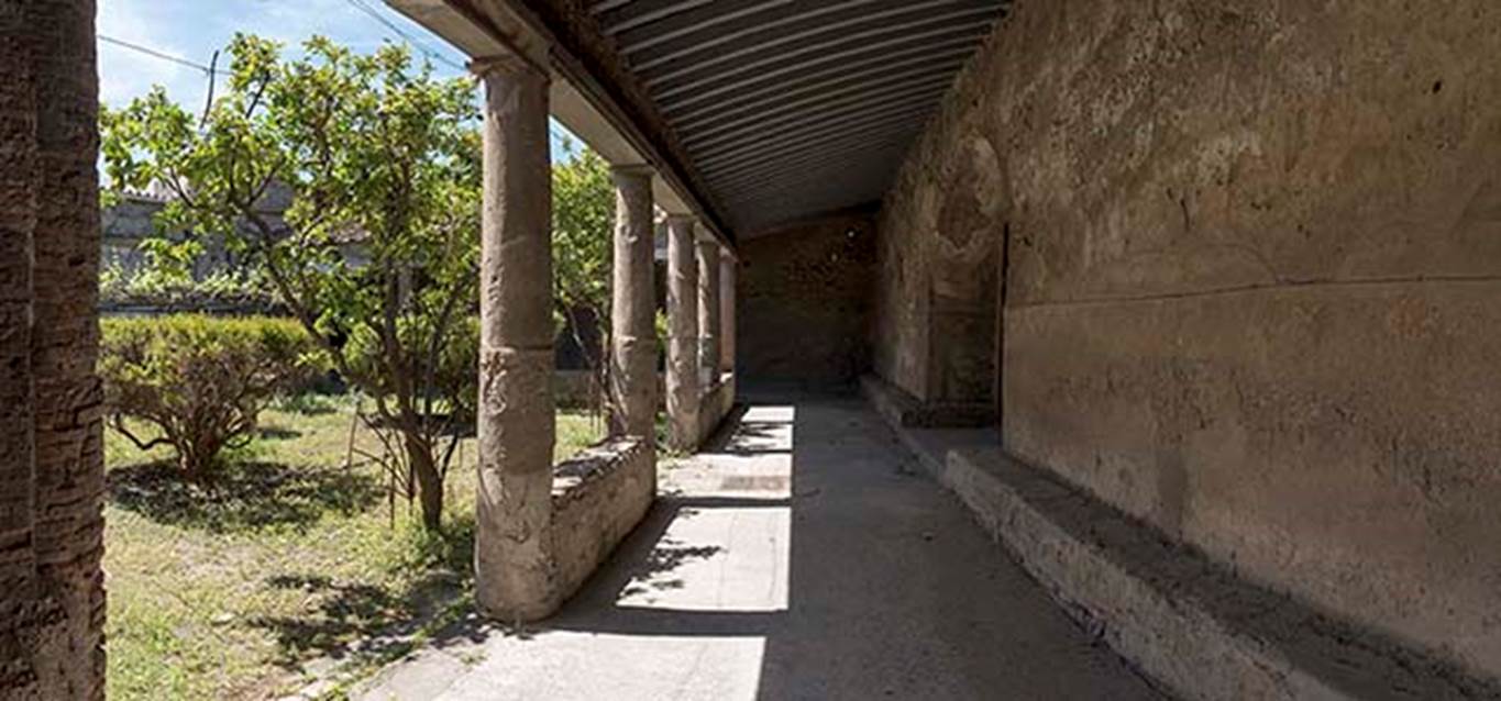 VII.5.24 Pompeii. May 2017. Looking west along north portico (7) supported by columns. At the side are stone benches (8).  Photo courtesy of John Puffer.