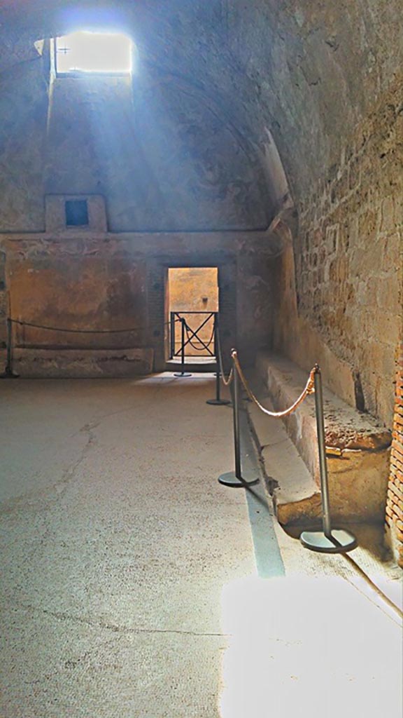 VII.5.24 Pompeii. 2015/2016.
Looking south across west side of apodyterium or changing room (14) towards doorway into frigidarium (19).
Photo courtesy of Giuseppe Ciaramella.
