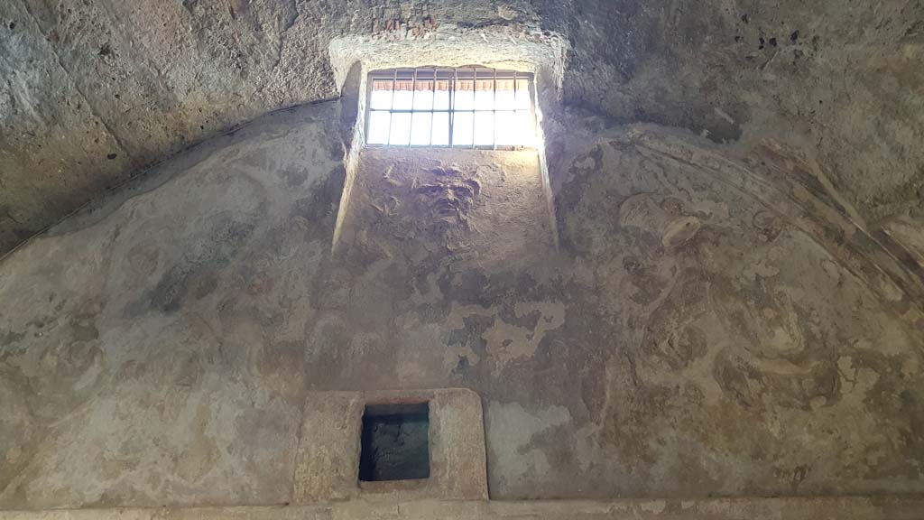 VII.5.24 Pompeii. August 2021. Men’s baths apodyterium or changing room (14), looking towards upper south wall.
Foto Annette Haug, ERC Grant 681269 DÉCOR.