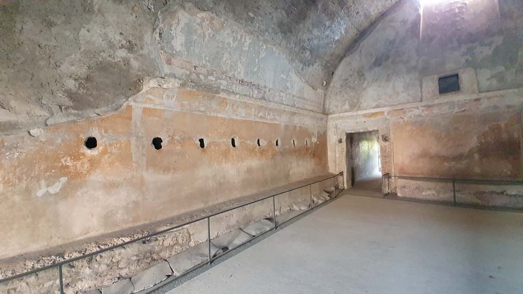 VII.5.24 Pompeii. August 2021. Looking towards south-east corner along east wall of changing room (14) with benches.
Foto Annette Haug, ERC Grant 681269 DÉCOR.