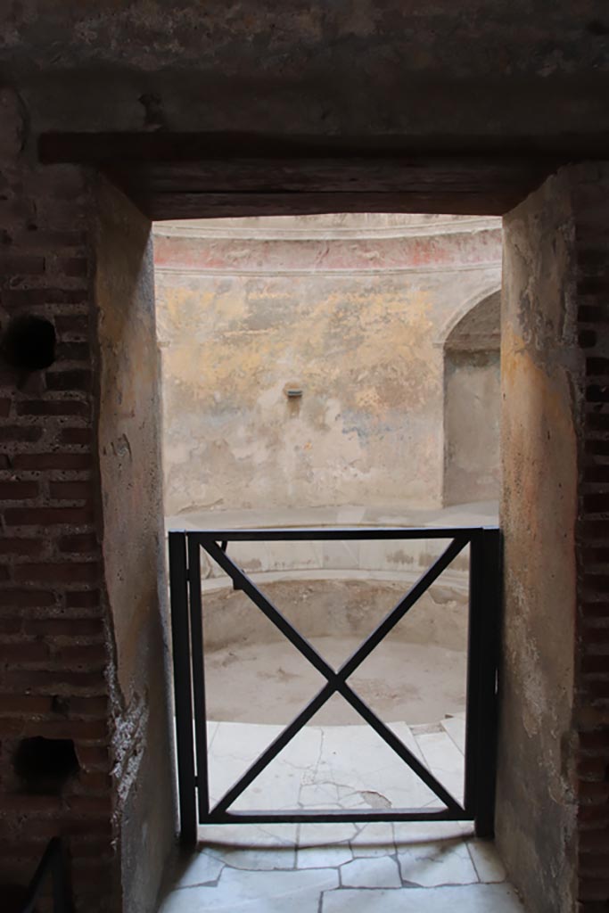 VII.5.24 Pompeii. October 2023. 
Doorway into frigidarium (19), looking south. Photo courtesy of Klaus Heese.