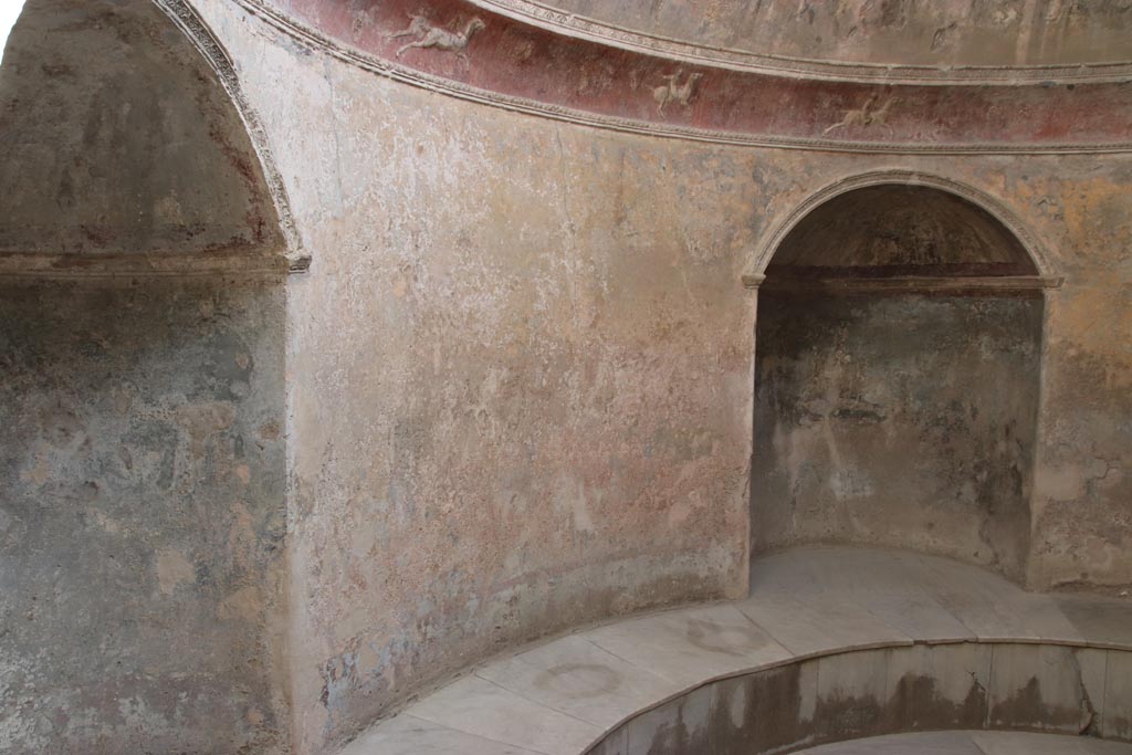 VII.5.24 Pompeii. October 2023. 
Frigidarium (19) with two of the four niches (20) with stucco cornice above. Photo courtesy of Klaus Heese.