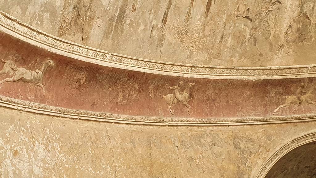 VII.5.24 Pompeii. August 2021. 
Frigidarium, detail of plasterwork, south-east side. 
On the left would be a cupid on a two-horse chariot. Other cupids are shown on horseback.
Foto Annette Haug, ERC Grant 681269 DÉCOR.
