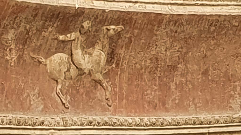 VII.5.24 Pompeii. August 2021. Detail of a cupid on horseback.
Foto Annette Haug, ERC Grant 681269 DÉCOR.