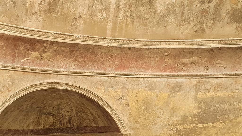 VII.5.24 Pompeii. August 2021. Frigidarium, detail of plasterwork. 
Foto Annette Haug, ERC Grant 681269 DÉCOR.