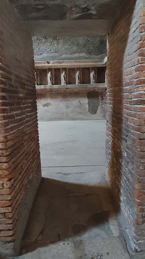 VII.5.24 Pompeii. August 2021. Doorway into tepidarium 37, in west wall of changing room.
Foto Annette Haug, ERC Grant 681269 DÉCOR.