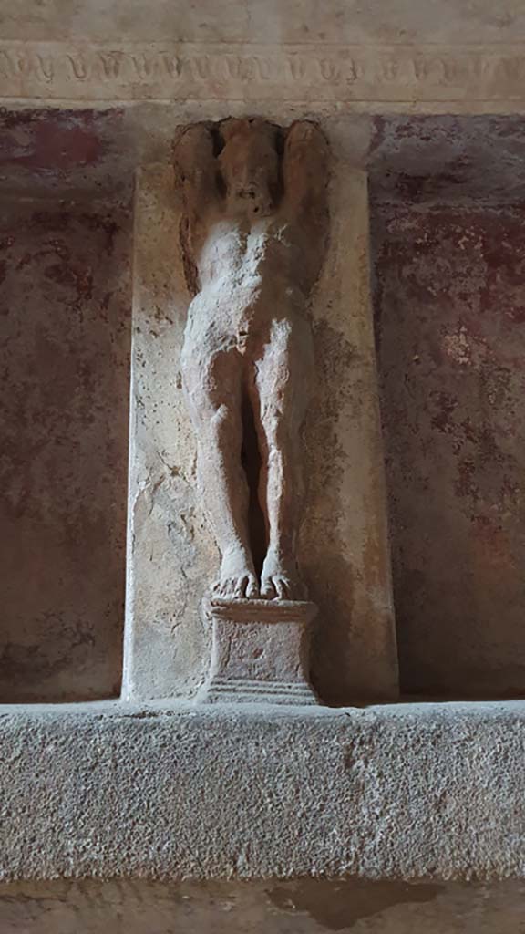 VII.5.24 Pompeii. August 2021. 
Tepidarium (37), west wall, telamon separating the niches. 
Foto Annette Haug, ERC Grant 681269 DÉCOR.