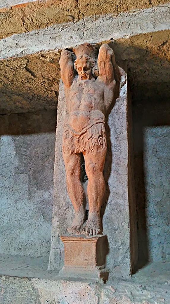 VII.5.24 Pompeii. 2015/2016.
Tepidarium (37), telamon separating the niches from north wall at east end. 
Photo courtesy of Giuseppe Ciaramella.