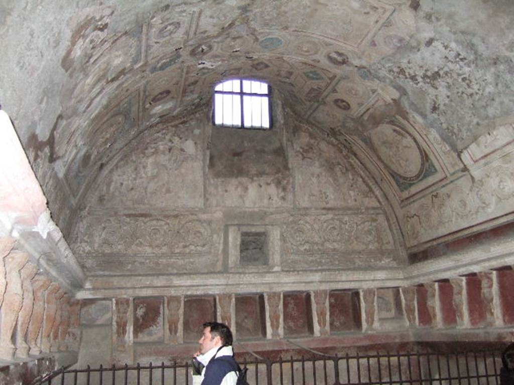 VII.5.24 Pompeii. December 2005. Looking towards south side of tepidarium (37), and ceiling with plaster stucco.
According to Fiorelli, the tepidarium was lit by a window of four glass panes held together in a bronze frame.