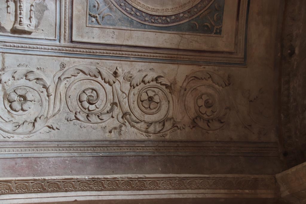 VII.5.24 Pompeii. October 2023. 
Detail of ceiling plaster stucco at south end in south-east corner of tepidarium. Photo courtesy of Klaus Heese.