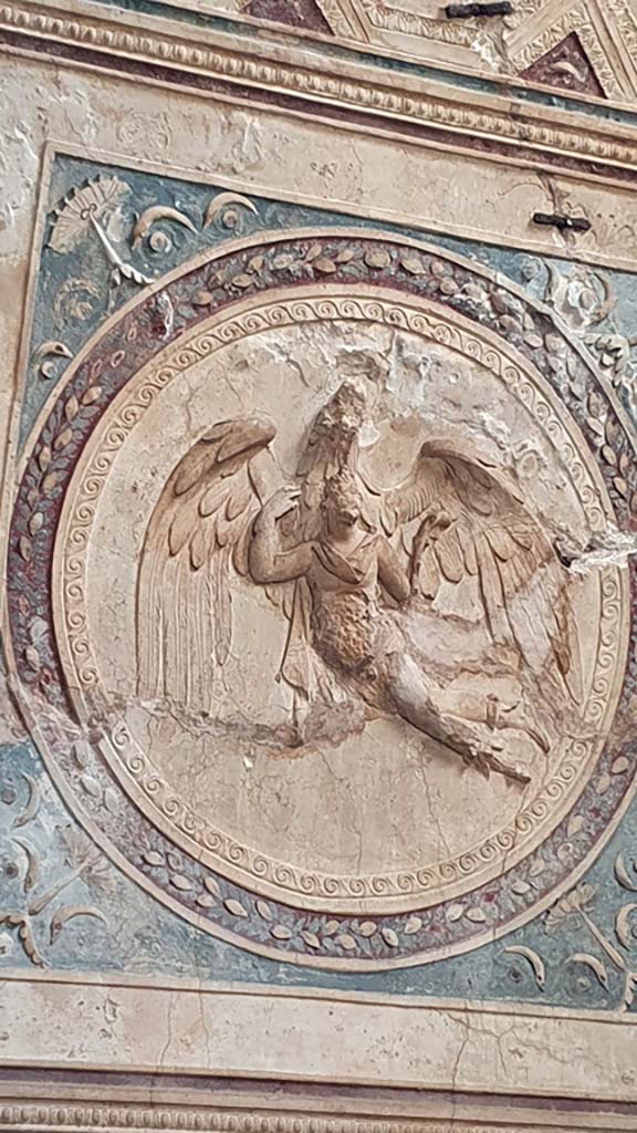 VII.5.24 Pompeii. August 2021.
Detail of ceiling plaster stucco in south-east corner of tepidarium. 
Foto Annette Haug, ERC Grant 681269 DÉCOR.