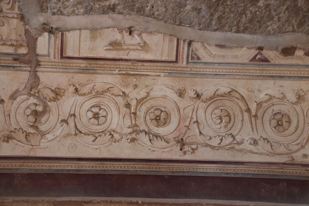 VII.5.24 Pompeii. October 2023. 
Plaster stucco on west wall in south-west corner of tepidarium (37), (continued). Photo courtesy of Klaus Heese.