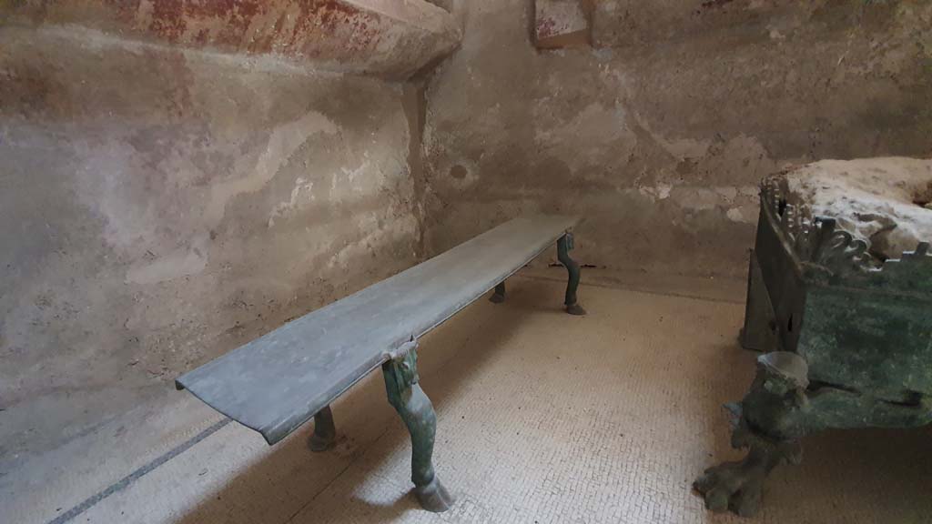 VII.5.24 Pompeii. August 2021. Tepidarium (37), bronze bench in south-east corner.
Foto Annette Haug, ERC Grant 681269 DÉCOR.