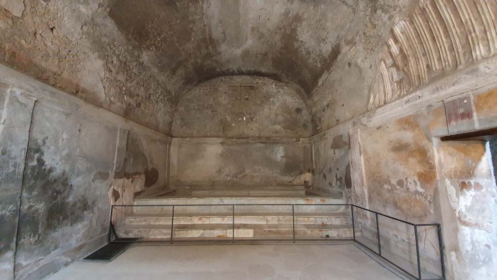 VII.5.24 Pompeii. August 2021. Caldarium (39), looking towards north end with marble hot bath (42).
Foto Annette Haug, ERC Grant 681269 DÉCOR