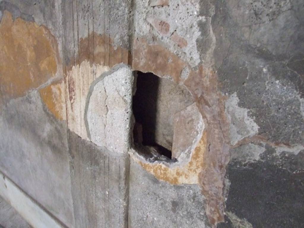 VII.5.24 Pompeii. December 2007. Caldarium (39), heating duct in west wall.