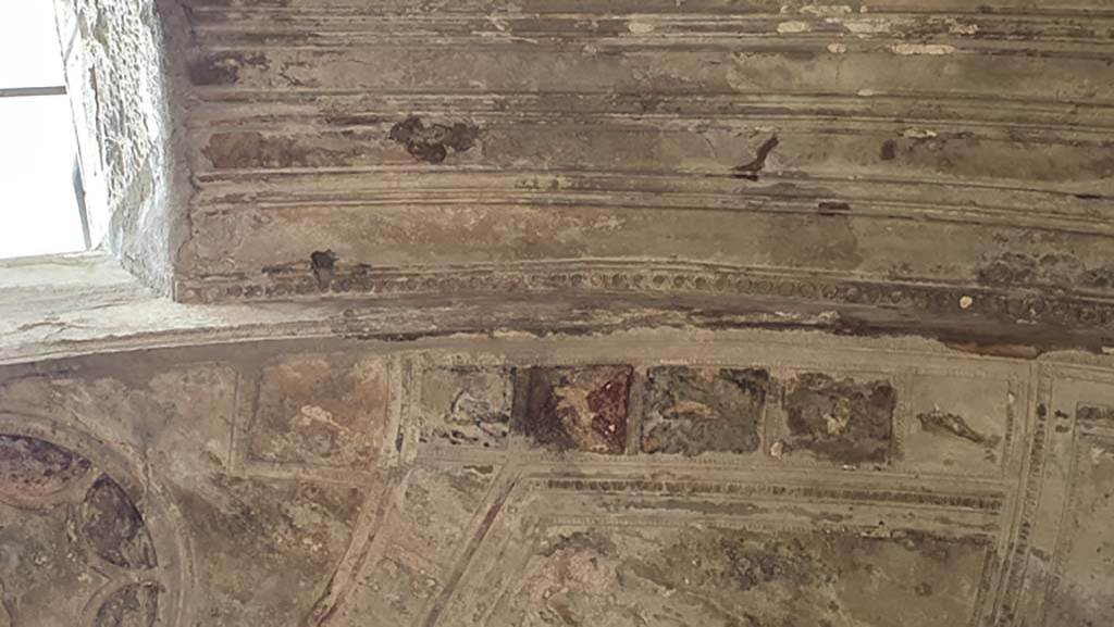 VII.5.24 Pompeii. August 2021. Caldarium (39), upper west side of basin alcove below ceiling stucco.
Foto Annette Haug, ERC Grant 681269 DÉCOR.
