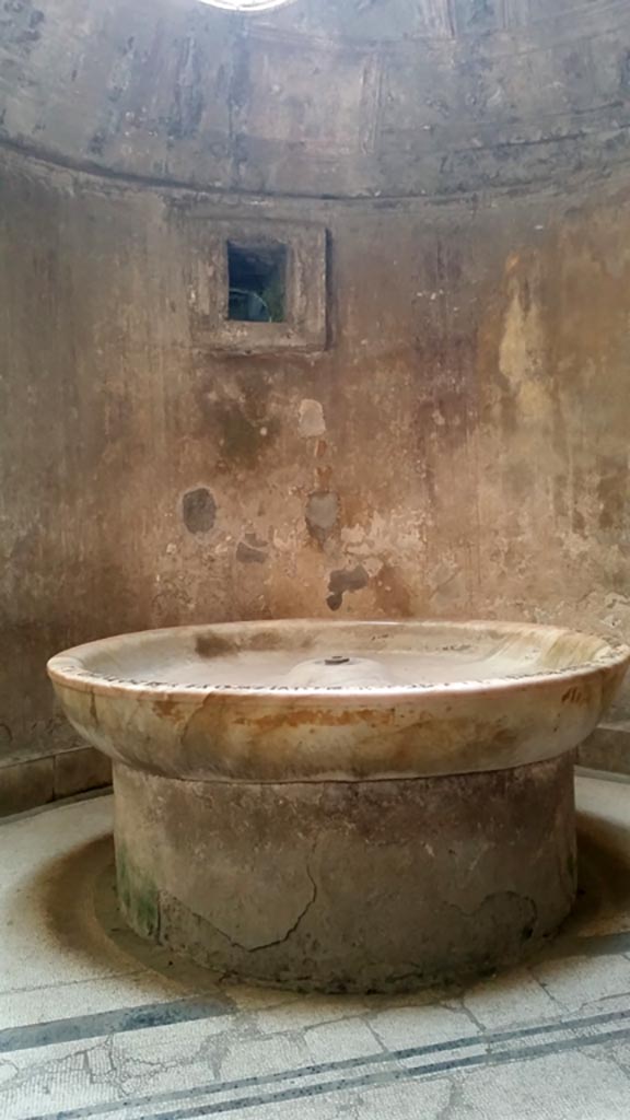 VII.5.24 Pompeii. August 2016. 
Caldarium (39), looking south to marble basin, labrum (41). Photo courtesy of Maribel Velasco.