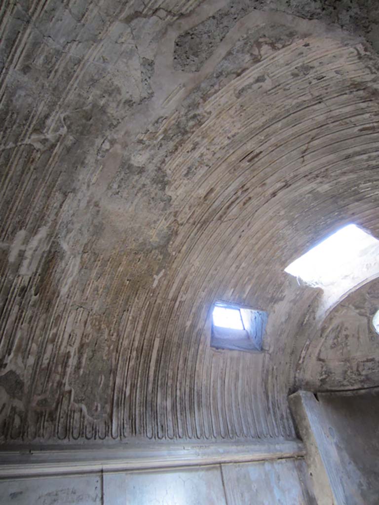 VII.5.24 Pompeii. March 2012. 
Ceiling stucco on east wall in caldarium (39). Photo courtesy of Marina Fuxa.