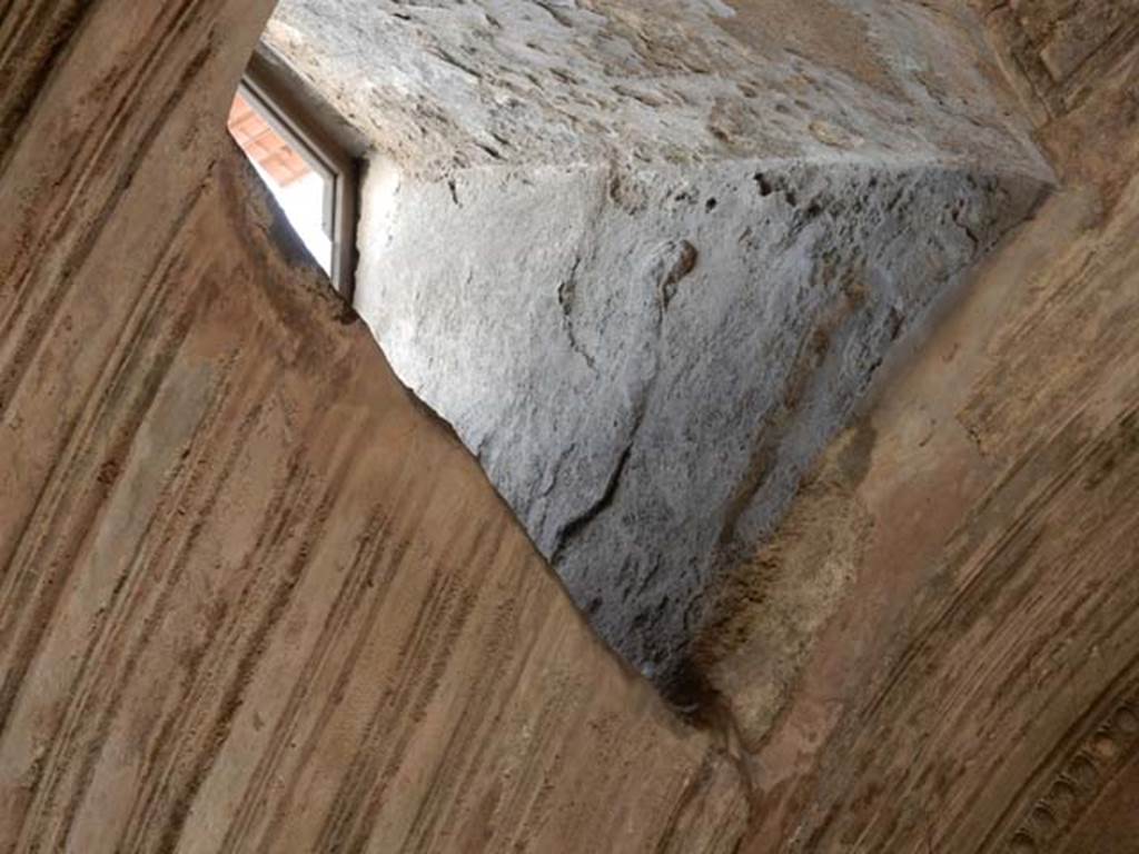 VII.5.24 Pompeii. May 2015. Ceiling stucco in caldarium (39), and detail of remains of stucco on window opening in east wall.  Photo courtesy of Buzz Ferebee.