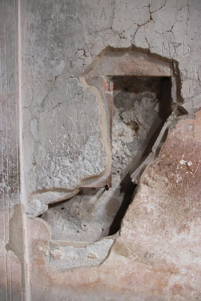 VII.5.24 Pompeii. May 2024. 
Caldarium (39), heating duct in east wall. Photo courtesy of Klaus Heese.