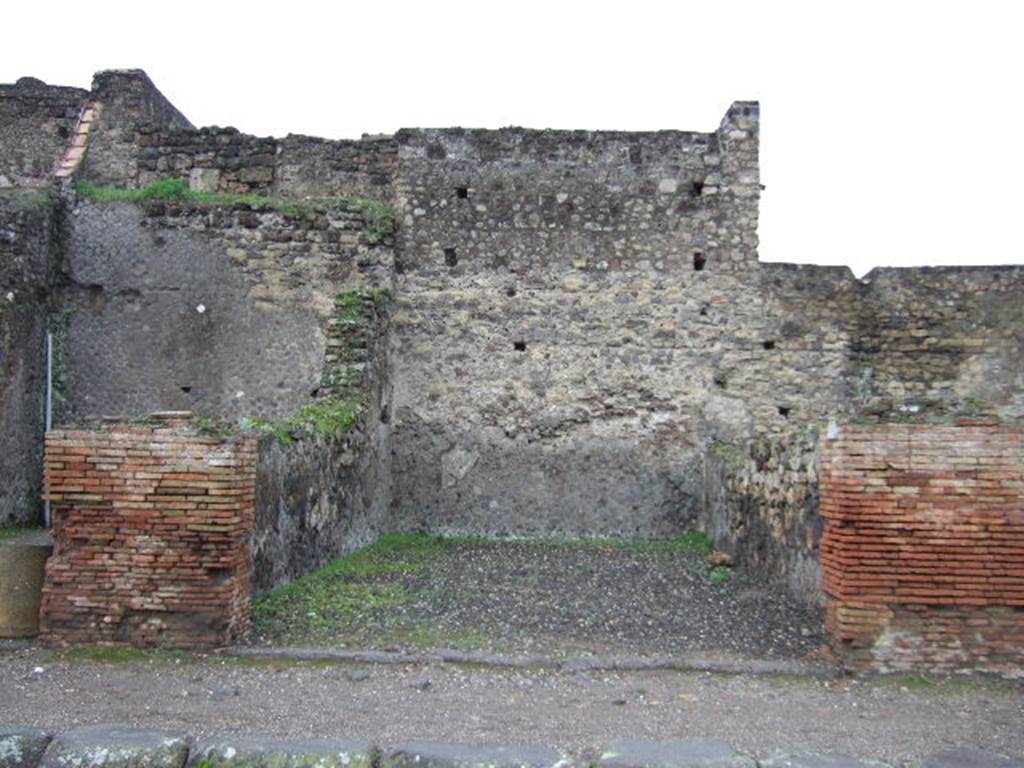 VII.5.27 Pompeii. December 2005. Entrance, looking west.