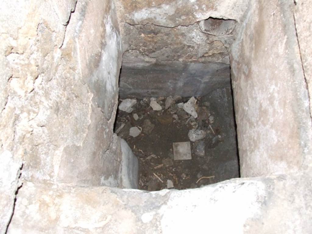 VII.6.3 Pompeii. December 2007. Inside the rectangular cistern in corridor (i). According to Spano this was closed by a wooden lid that slid in the grooves still visible in the wall.  Rectangular holes in the wall above held a wooden beam from which a pulley was suspended. See Notizie degli Scavi di Antichità, 1910, p. 444.