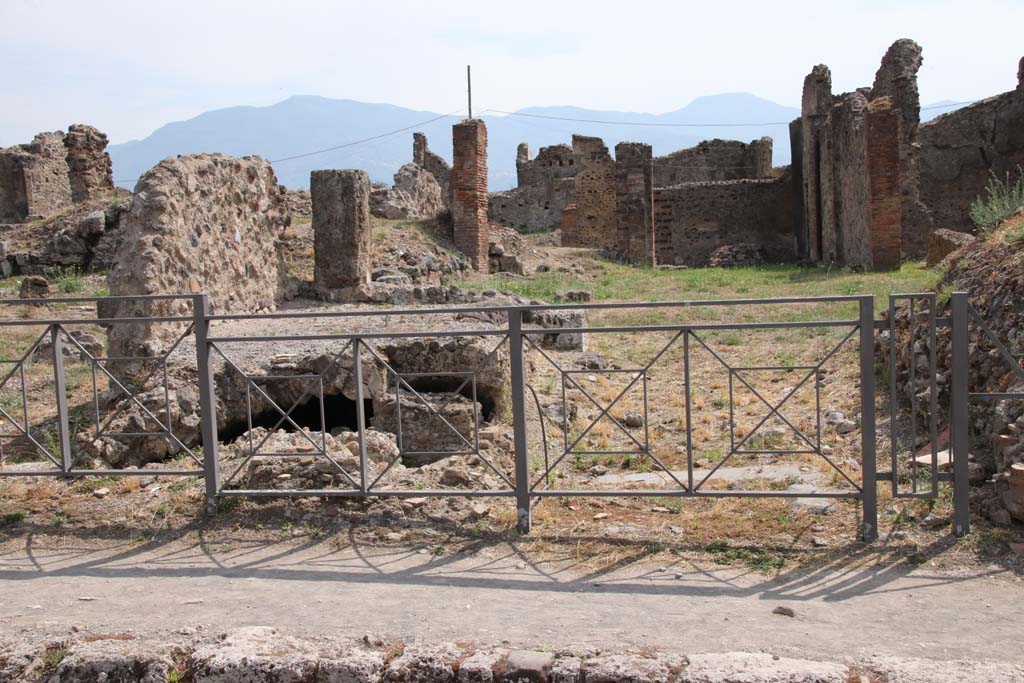 VII.6.3 Pompeii. September 2021. Looking south to entrance doorway on Via delle Terme, on right.
On the left are the vaulted ceilings of a basement room. Photo courtesy of Klaus Heese.