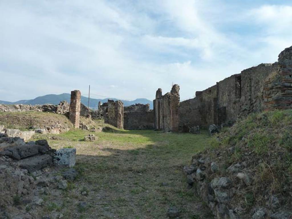 VII.6.3 Pompeii. September 2015. Looking south from entrance corridor.
