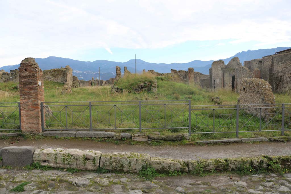 VII.6.7/6/5/4, Pompeii. December 2018. Looking south across entrances from Via delle Terme. Photo courtesy of Aude Durand.