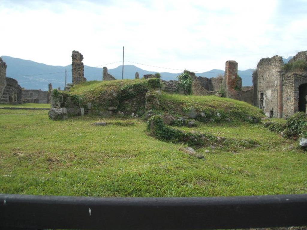 VII.6.6 Pompeii. May 2005. Looking south across site of shop, the left half of the photo shows VII.6.7, the right half shows VII.6.3.