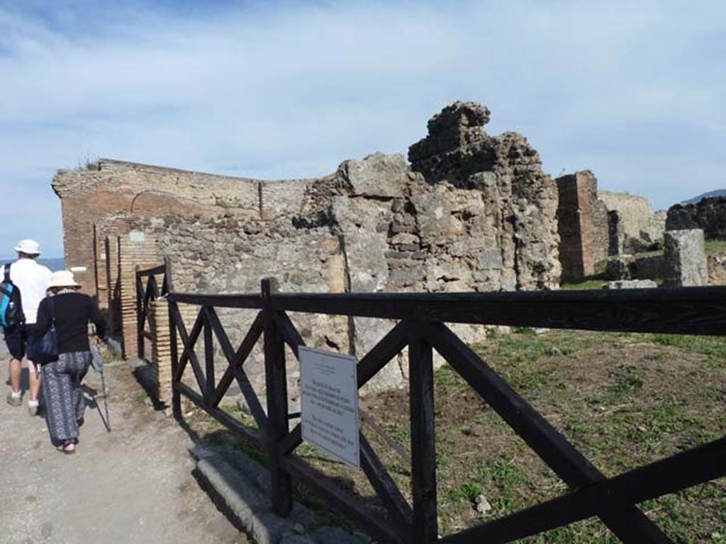 VII.6.8 Pompeii. September 2015. Looking east from entrance doorway.