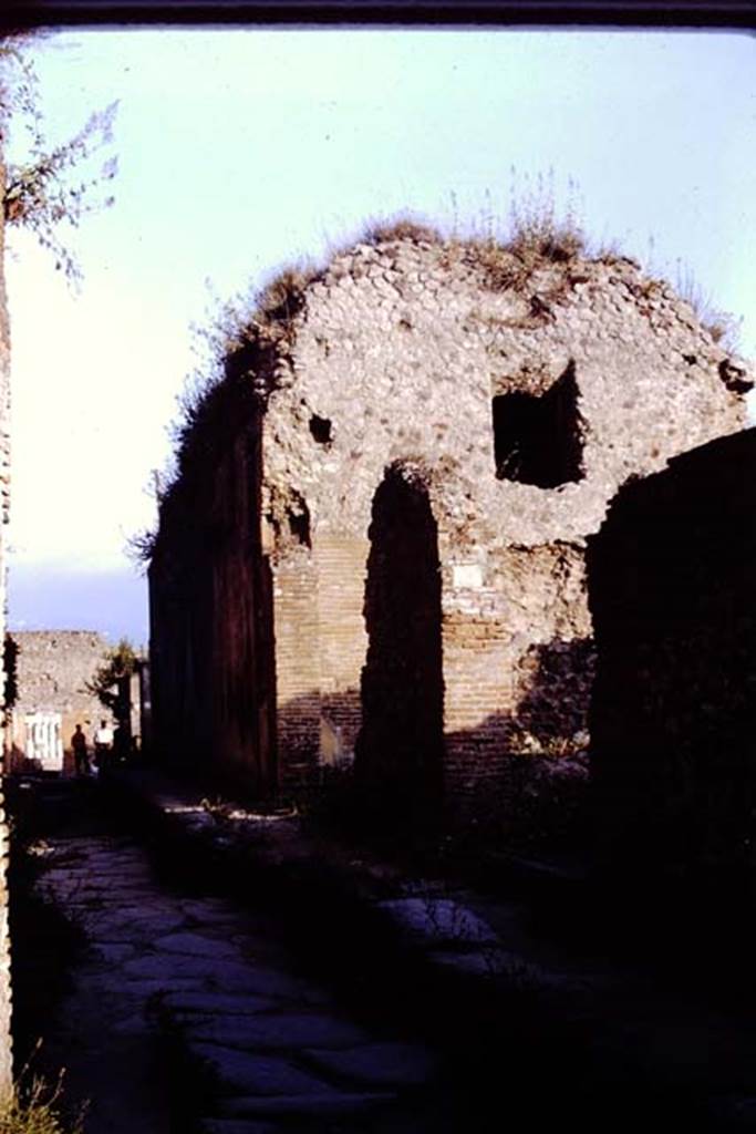VII.6.17 Pompeii, 1968.  Looking south along Vicolo delle Terme. Photo by Stanley A. Jashemski.
Source: The Wilhelmina and Stanley A. Jashemski archive in the University of Maryland Library, Special Collections (See collection page) and made available under the Creative Commons Attribution-Non Commercial License v.4. See Licence and use details.
J68f0734