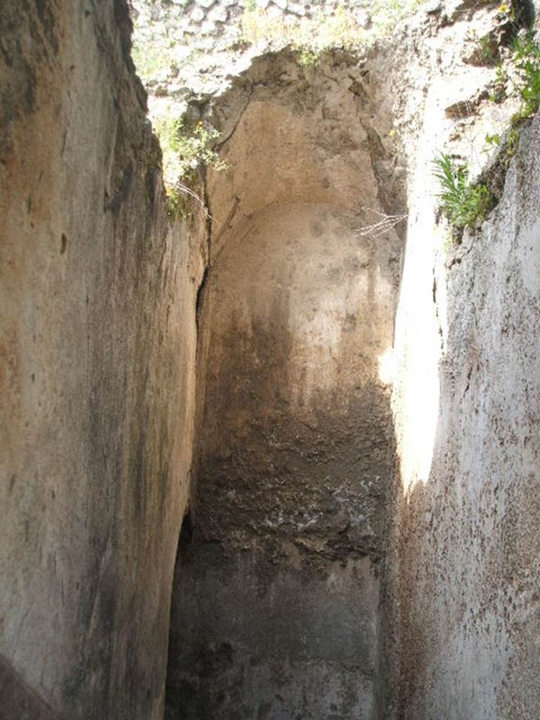 VII.6.17 Pompeii. May 2005. Stairs down.