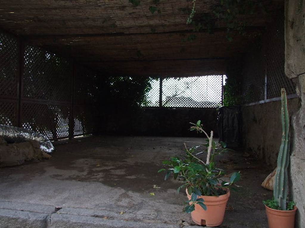 VII.6.22 Pompeii. December 2006. Room of caupona. According to Eschebach, at the rear on the right was a small room together with another that was the kitchen. On the left was a doorway leading to VII.6.25.
See Eschebach, L., 1993. Gebäudeverzeichnis und Stadtplan der antiken Stadt Pompeji. Köln: Böhlau.(p.295)