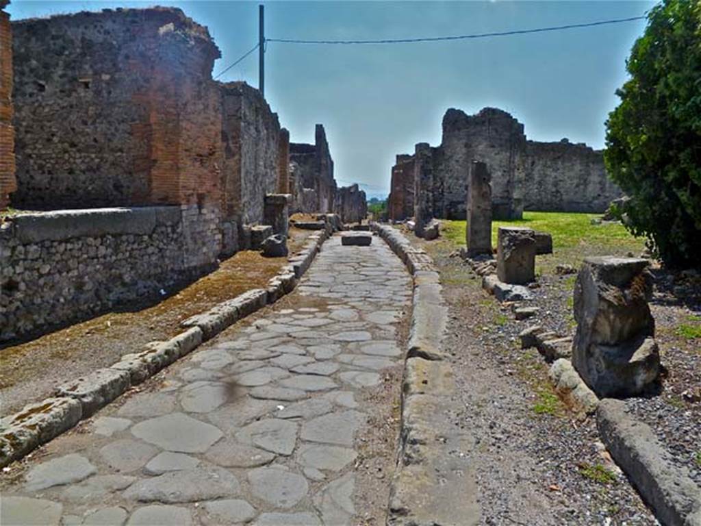VII.7 Pompeii. May 2011. Looking west along Vicolo dei Soprastanti across entrance at VII.6.25 (on right). Photo courtesy of Michael Binns.