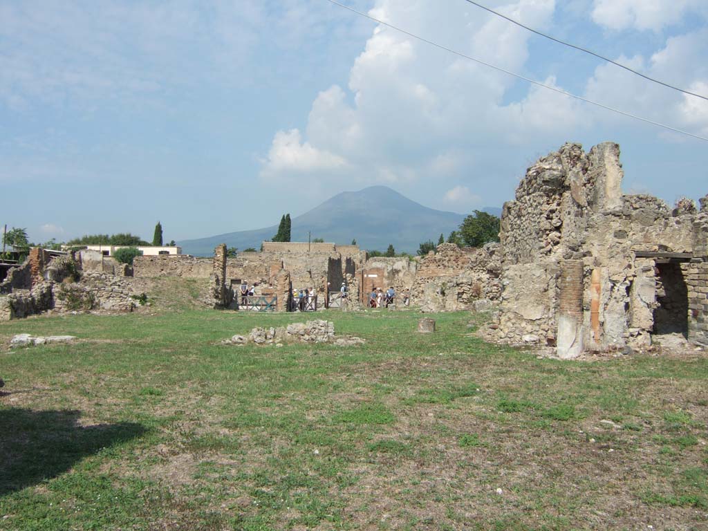 VII.6.28 Pompeii. September 2005. Looking north to area of peristyle, in foreground. 
Slightly to the rear of the remains of the column, on the right, indicates the approximate position of the north wall of the peristyle.
The north wall was where the important garden painting would have been. VII.6.7 can then be seen at the rear.