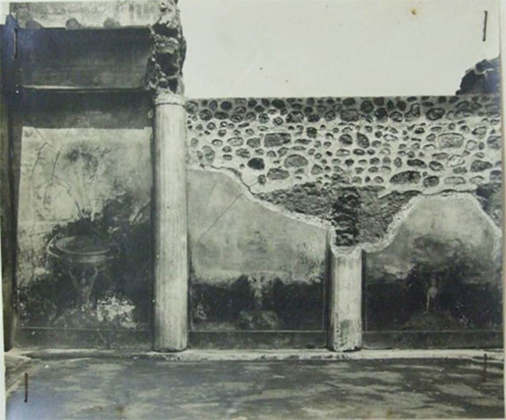 VII.6.28 Pompeii. About 1910. North wall of peristyle with garden painting.  
This area was devastated by bombing in 1943.
See Jashemski, W. F., 1993. The Gardens of Pompeii, Volume II: Appendices. New York: Caratzas.
Photograph courtesy of Soprintendenza Speciale per i Beni Archeologici di Napoli e Pompei.  
Negative number C361.