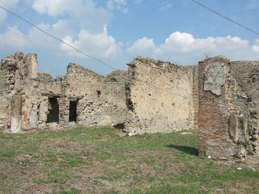 VII.6.28 Pompeii. September 2005. 
Looking north-east towards doorways to rooms 21, site of cubiculum 8, and room 9, on east side of peristyle.