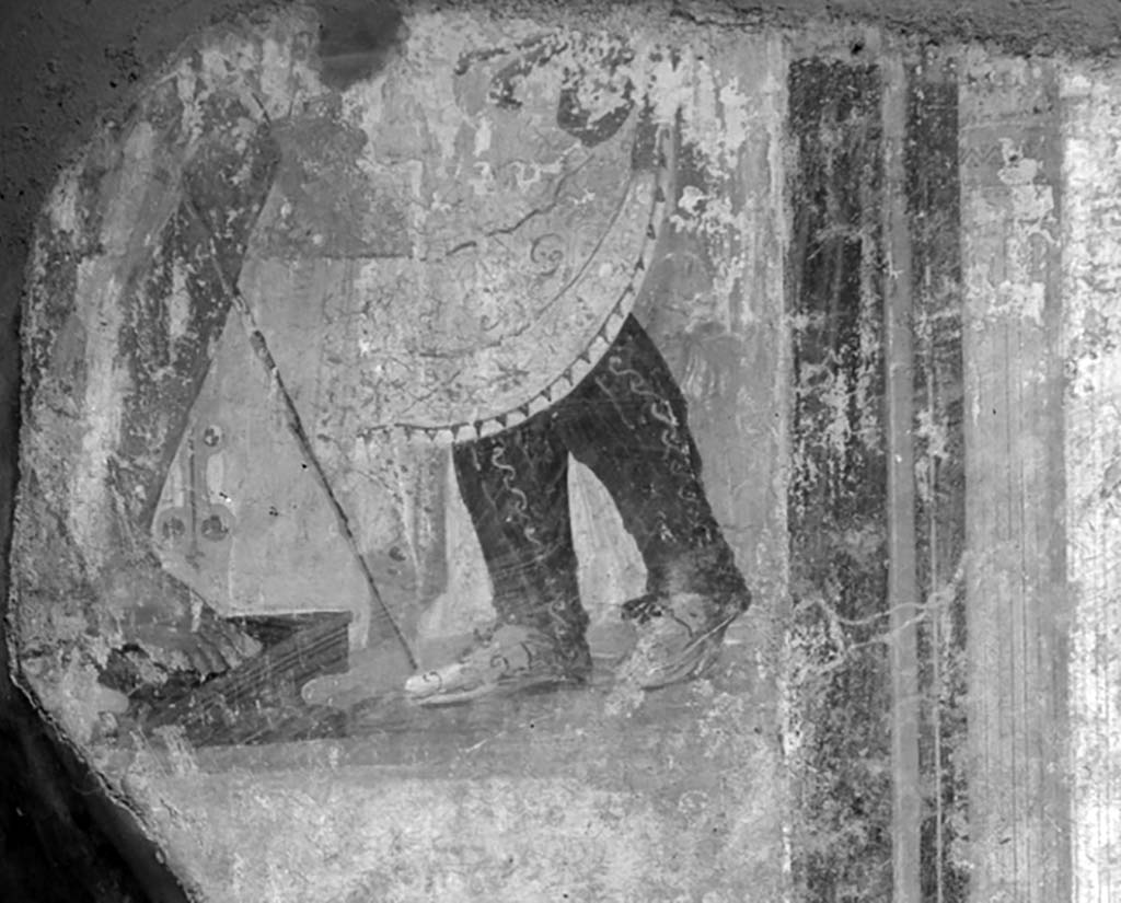 VII.6.28 Pompeii. Cubiculum 8. Detail of figures on centre of wall.
Of the central painting, only a fragment remains in which one can distinguish the bare leg of a seated male figure holding a long sceptre and the lower part of another male character in precious oriental clothes, with Persian or Medean trousers (anassiridi), shoes and long embroidered cloak.
DAIR 56.1272. Photo © Deutsches Archäologisches Institut, Abteilung Rom, Arkiv.