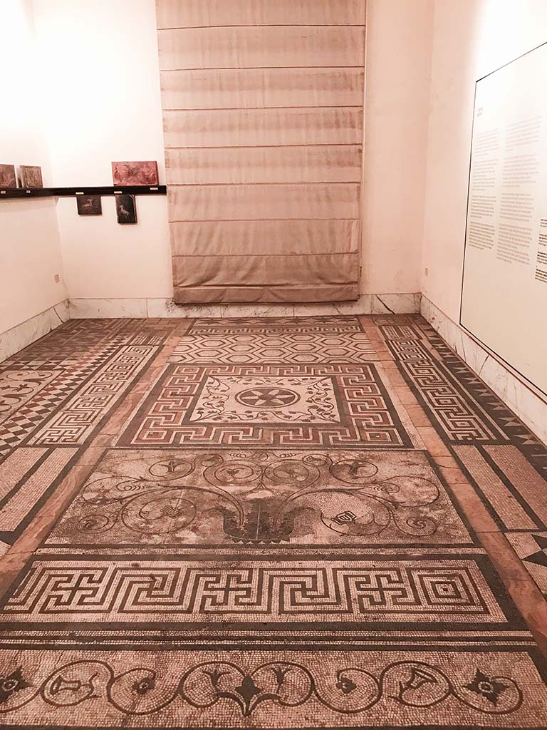 VII.6.28 Pompeii. April 2019. Mosaic from threshold of room 9, upper left of photo.
Floor in room of Naples Archaeological Museum.
Photo courtesy of Rick Bauer.