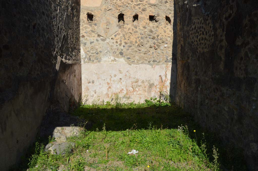 VII.6.34, Pompeii. October 2017. Looking north from entrance doorway, with base of stairs, on left.
Foto Taylor Lauritsen, ERC Grant 681269 DÉCOR.